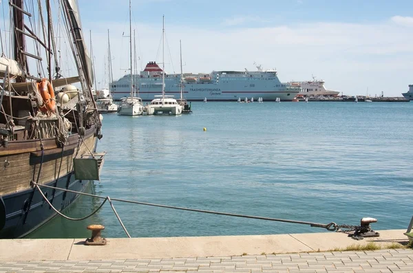 Alter schoner und acciona trasmediterranea ferry fortuny — Stockfoto