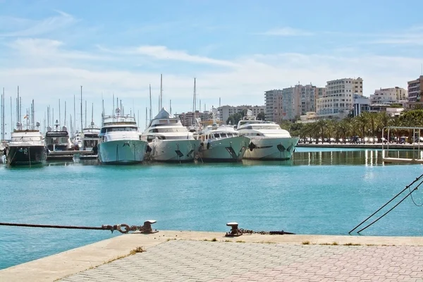 Grandes iates a motor caros brancos atracados no porto por Paseo Maritimo — Fotografia de Stock