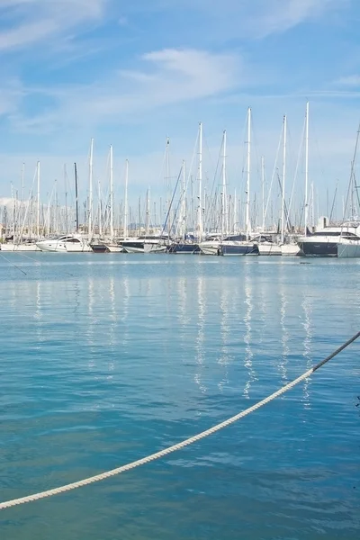 Escena del yate de vela, agua azul mediterránea y cuerda —  Fotos de Stock