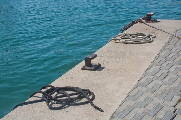 Anlegeknöpfe und Wasser — Stockfoto