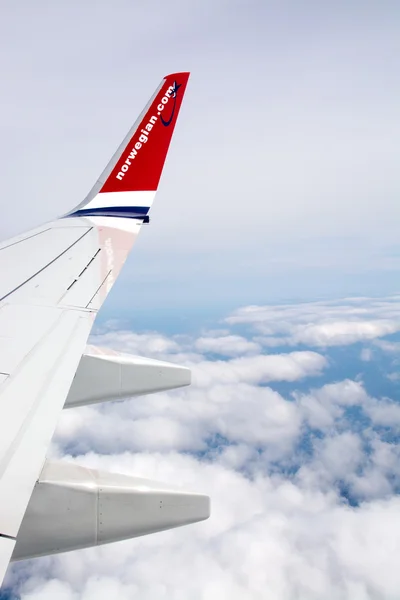 Ala norvegese dell'aereo di linea e le Alpi francesi innevate sotto — Foto Stock