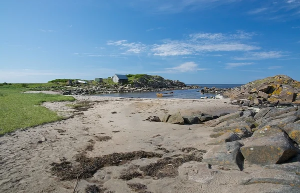 Liten trä båt i klippiga kust-landskap — Stockfoto