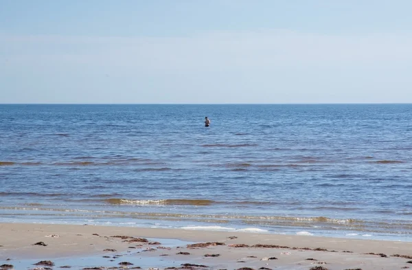 Homme dans l'eau froide de l'océan — Photo