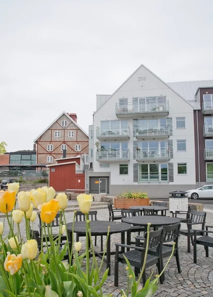 Edificio residencial moderno con tulipanes — Foto de Stock