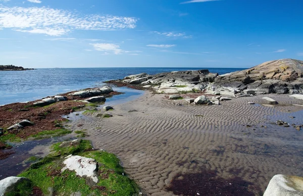 Felsige Sandstrandlandschaft — Stockfoto