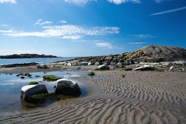 Playa de arena rocosa paisaje —  Fotos de Stock