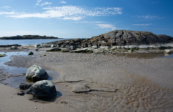 Paysage de plage de sable rocheux — Photo