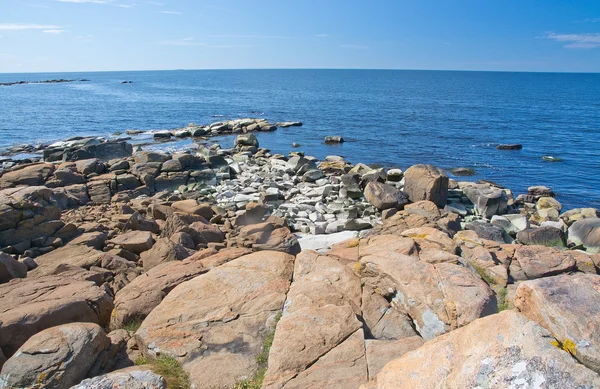 Rocky paesaggio spiaggia sabbiosa — Foto Stock