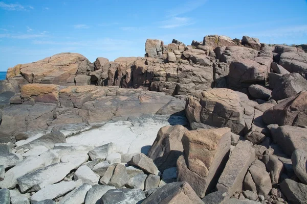 Paysage de plage de sable rocheux — Photo