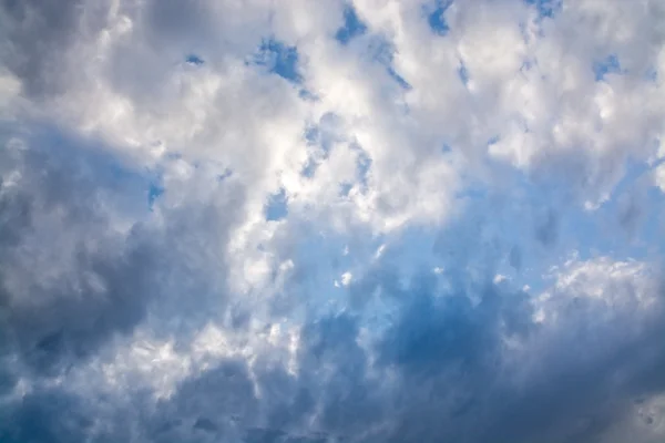 Grijze en witte wolken — Stockfoto