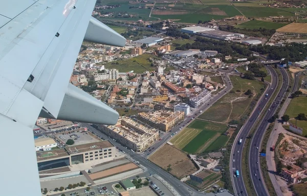 Avión ala y vista aérea con red vial al este de Palma — Foto de Stock
