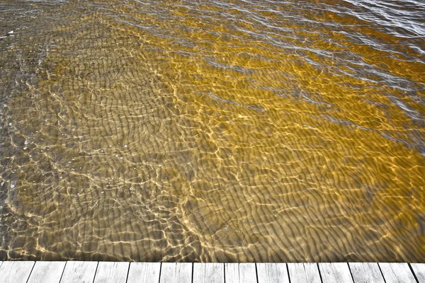 Желтая вода океана — стоковое фото