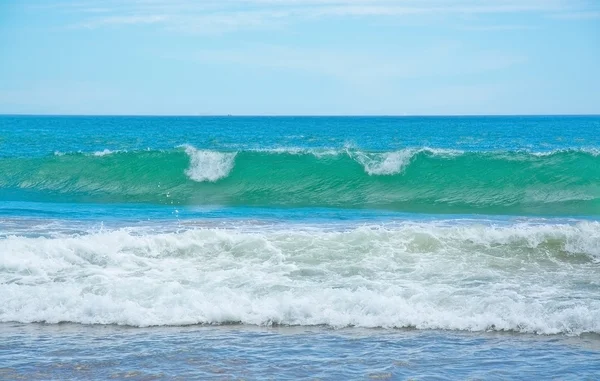 Schöne Wellen am paradiesischen Strand — Stockfoto