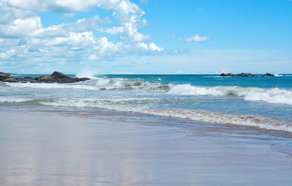 Schöne Wellen am paradiesischen Strand — Stockfoto