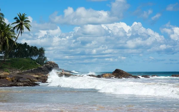 Красивые волны на райском пляже — стоковое фото