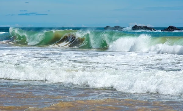 Belas ondas na praia paradisíaca — Fotografia de Stock