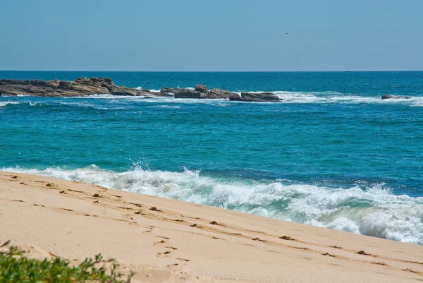 Plage paradisiaque avec des vagues vertes turquoise — Photo