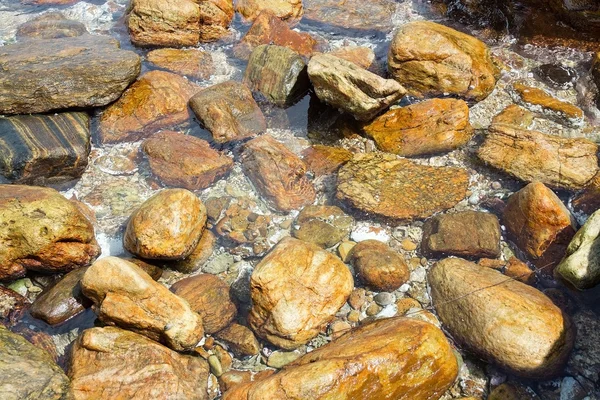 Płynne skały w czysta woda ocean — Zdjęcie stockowe