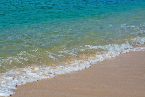 Grüne Welle mit weißer Meeresströmung Nahaufnahme — Stockfoto