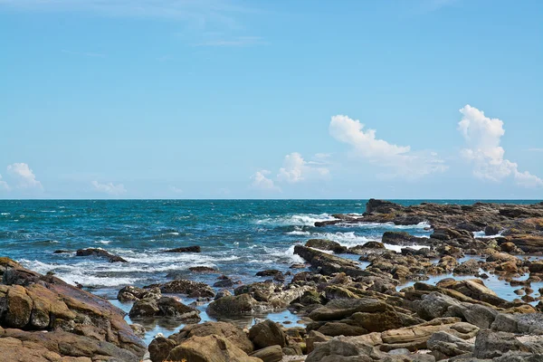 岩石海岸景观 免版税图库图片