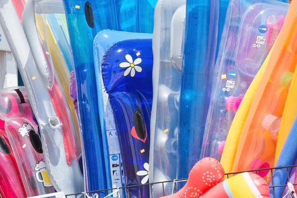Juguetes inflables de playa en plástico colorido — Foto de Stock