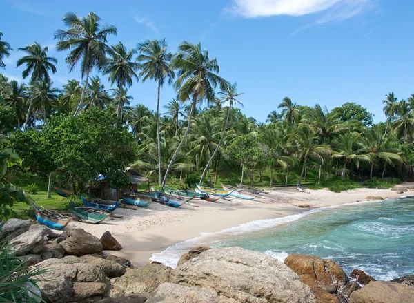 Plage avec des bateaux en bois léger sur la plage de Rocky Point — Photo