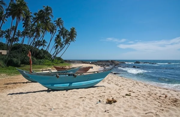 Plage avec des bateaux en bois léger sur la plage de Rocky Point — Photo