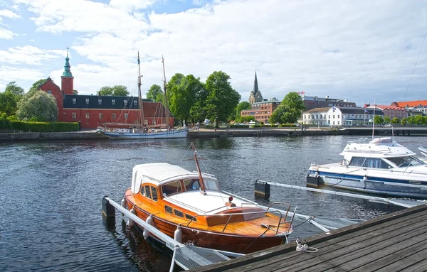 Piccole barche a motore Nissan fiume Halmstad Svezia . — Foto Stock