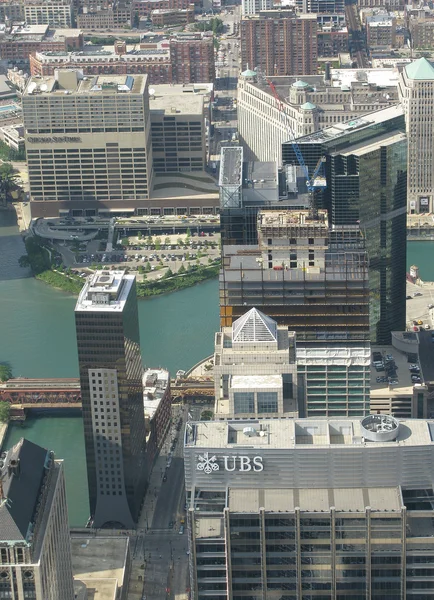 Chicago paysage de ville avec rivière verte — Photo