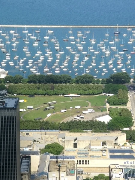 Chicago cidade com Lago Michigan e marina pequeno iate — Fotografia de Stock