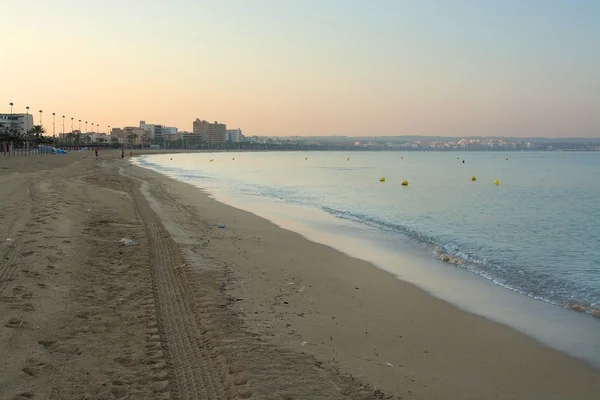 Lege Playa de Palma strand voor zonsopgang — Stockfoto