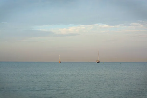 Zwei Segelboote in der Morgendämmerung in der Bucht festgemacht — Stockfoto