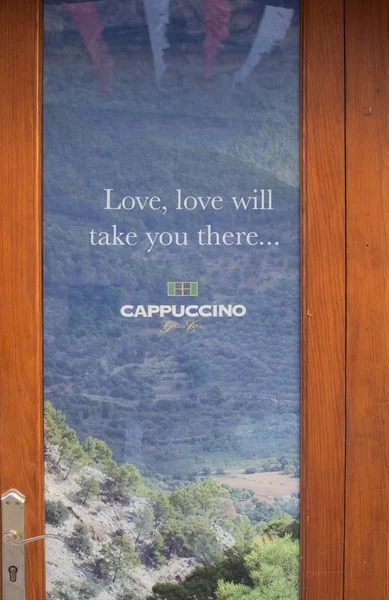 Anuncio en la puerta de cristal por Café Cappuccino — Foto de Stock