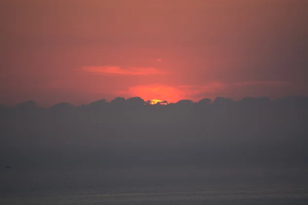 Roter Sonnenuntergang ins Mittelmeer — Stockfoto