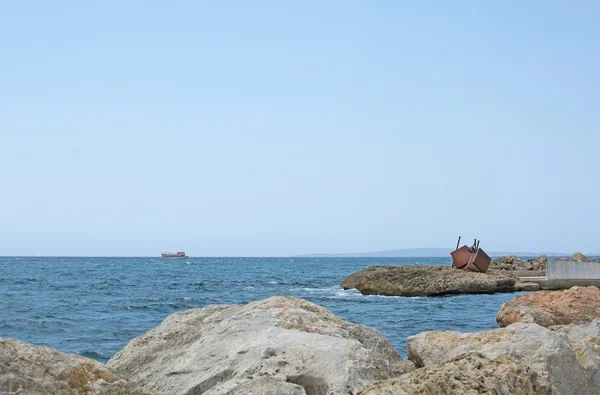 Скалы и туристическая лодка — стоковое фото