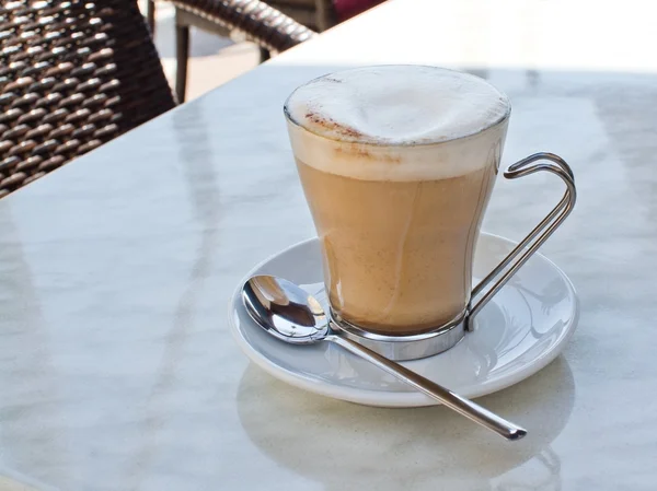 Чашка кофе с ложкой — стоковое фото