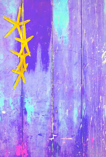 Estrella de mar amarilla sobre púrpura — Foto de Stock