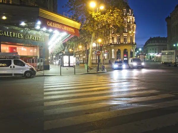 Ciudad vacía difuminación de la luz de la calle fuera de los Printemps — Foto de Stock
