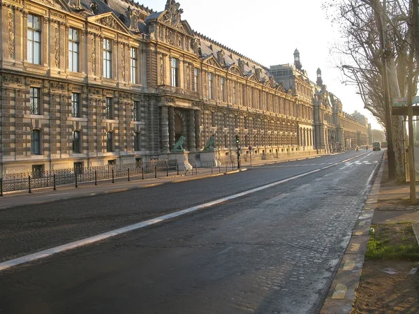 Museo del Louvre desde la calle — Foto de Stock
