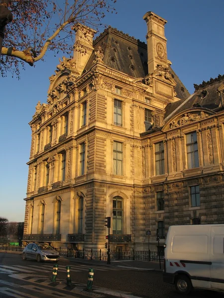 Musee Louvren från gatan — Stockfoto