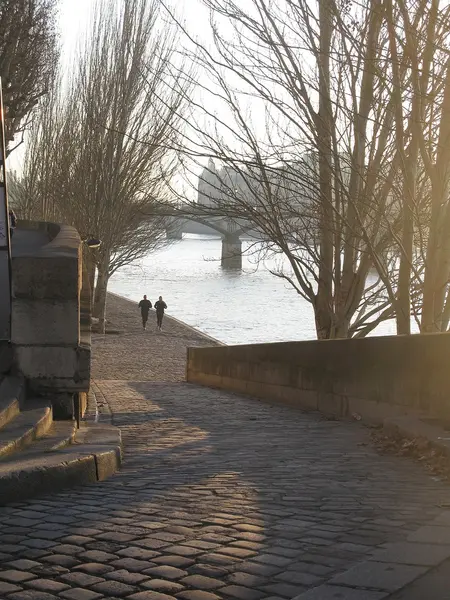 巴黎塞纳河晨间慢跑者 — 图库照片