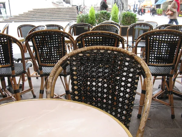 Кафе з стільці з ротангу чорний — стокове фото