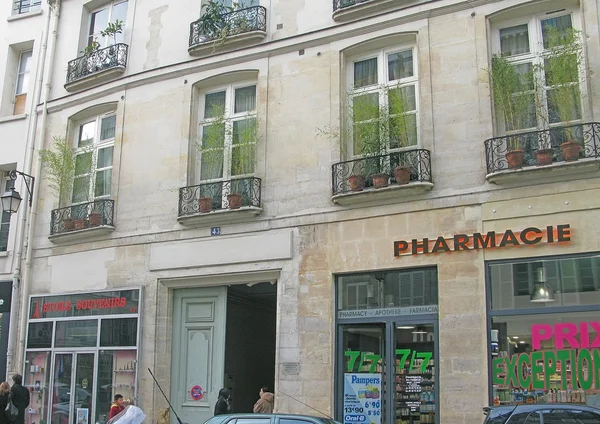 Edificio con cartello Farmacia — Foto Stock