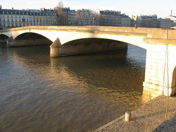 巴黎桥梁在清晨的阳光 — 图库照片
