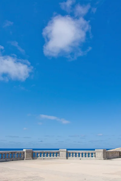 Cerca de água e céu azul — Fotografia de Stock