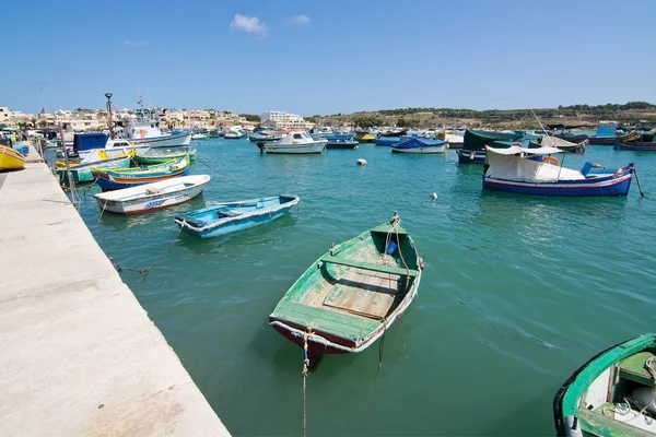 Bateaux colorés Marsaxlokk — Photo