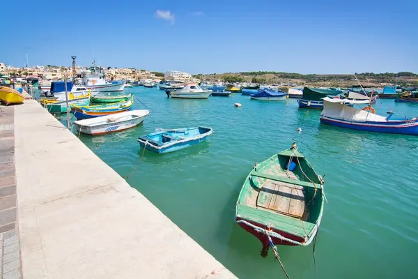 Renkli tekneler Marsaxlokk — Stok fotoğraf