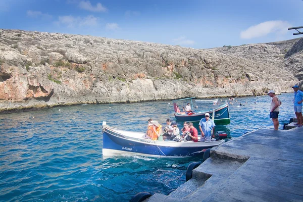Molo con turisti e barche — Foto Stock