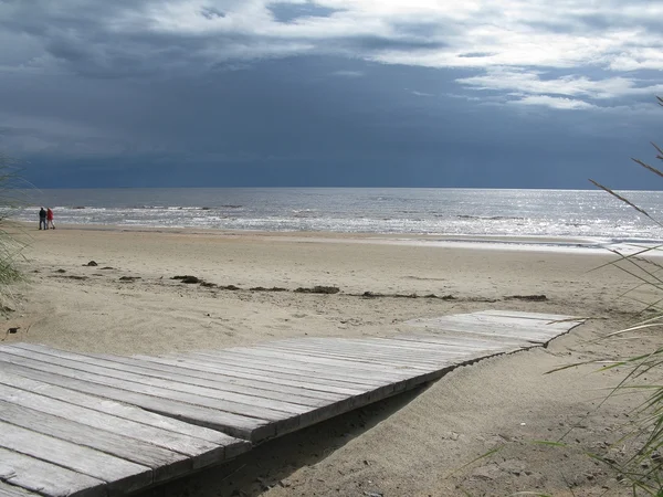 Sanddynlandskap med trä strandpromenaden — Stockfoto