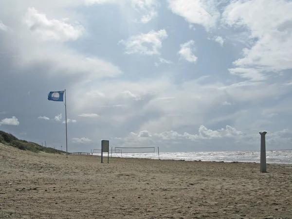 Spiaggia Bandiera blu sabbia — Foto Stock